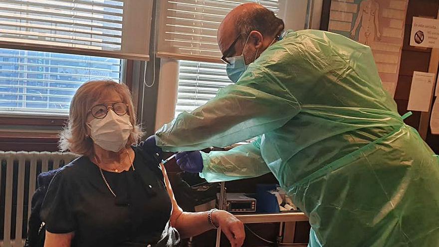 María Luisa Lago recibe ayer la vacuna en la Casa del Mar.   | // L.O.