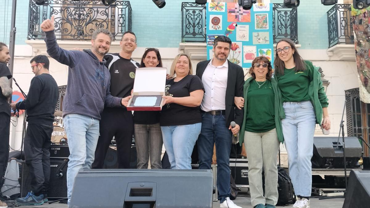 Los ganadores, al recoger el premio