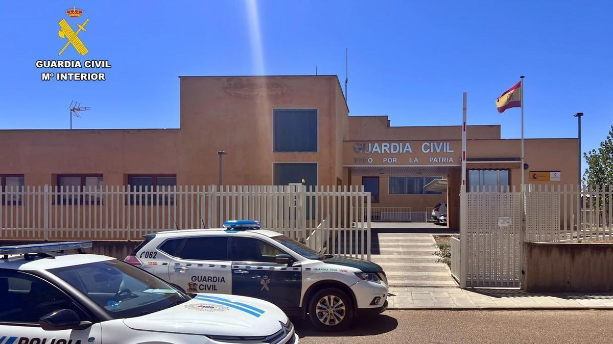Fachada del acuartelamiento de la Guardia Civil de Orellana.