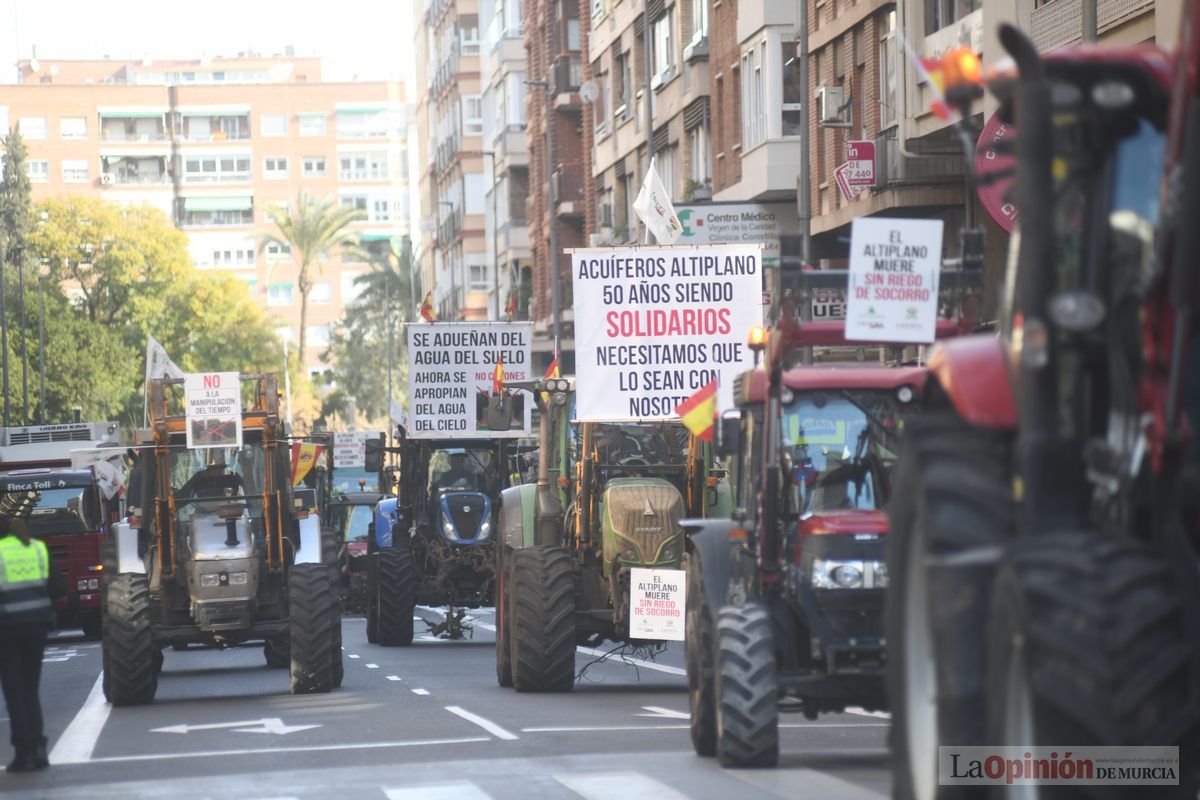 Miles de agricultores y ganaderos toman las calles de Murcia