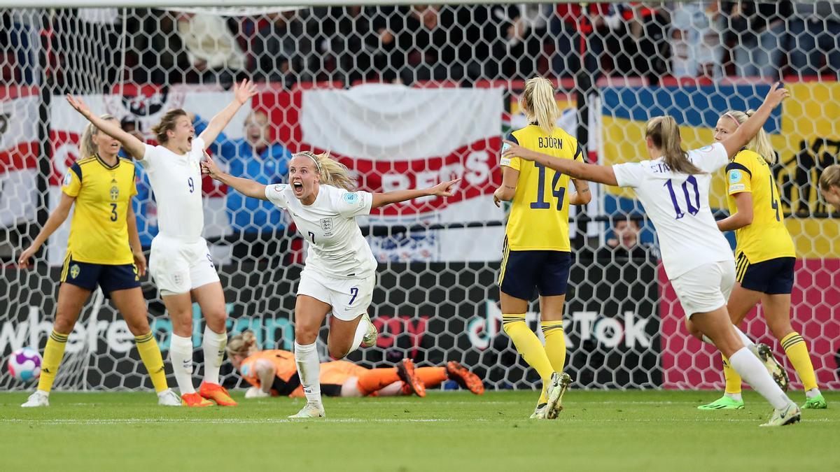 La selección inglesa celebra el gol de Beth Mead ante Suecia