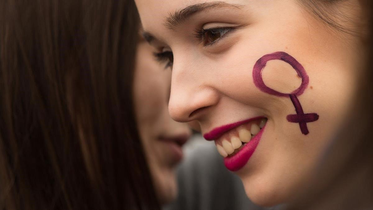 Estudiante universitaria durante la primera huelga feminista por el 8-M, en Barcelona.