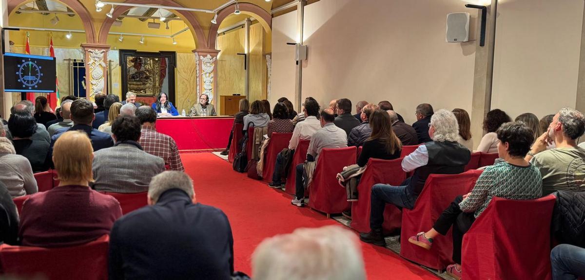 Foro de diálogo presidido por Lorena Orduna en el Colegio de Santiago sobre el tren de proximidad Huesca-Zaragoza.