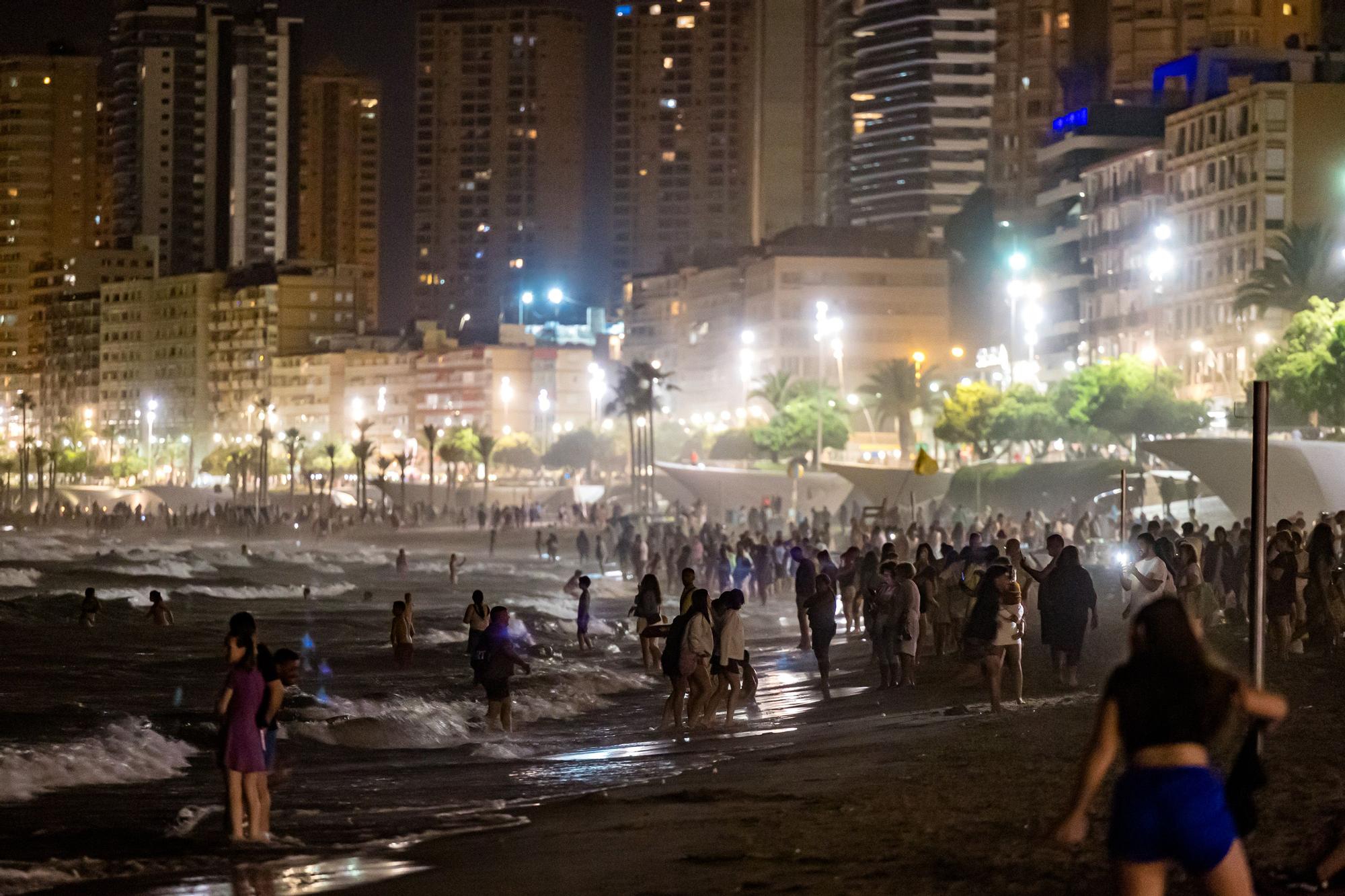 Cientos de personas festejan en las playas de Benidorm la Nit de Sant Joan