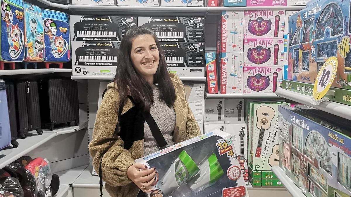 Camila Benítez comprando juguetes en la tienda de MGI en Mérida