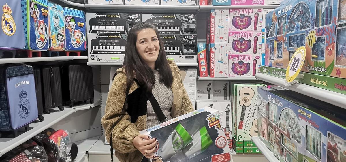 Camila Benítez comprando juguetes en la tienda de MGI en Mérida