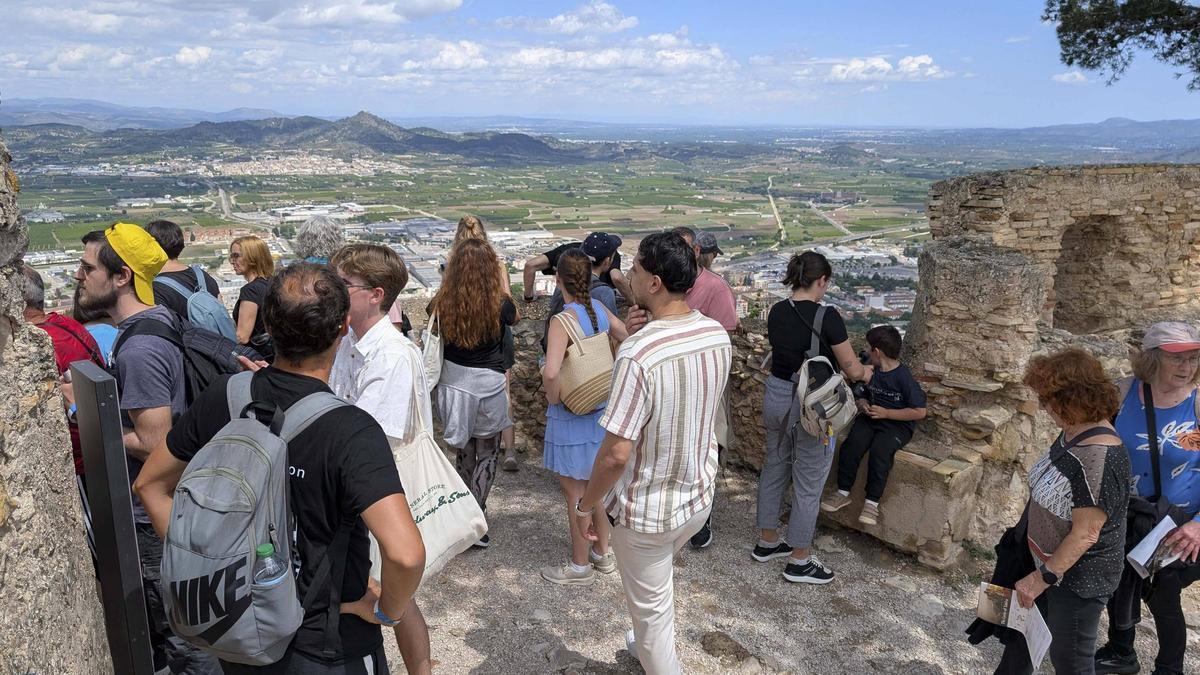 Turistas en el castillo de Xàtiva.