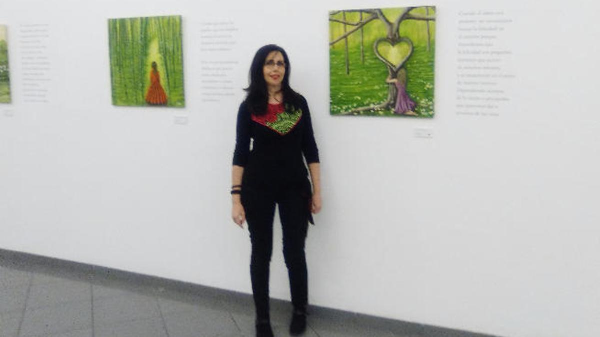 Zulia García Parra junto a varias de sus obras.