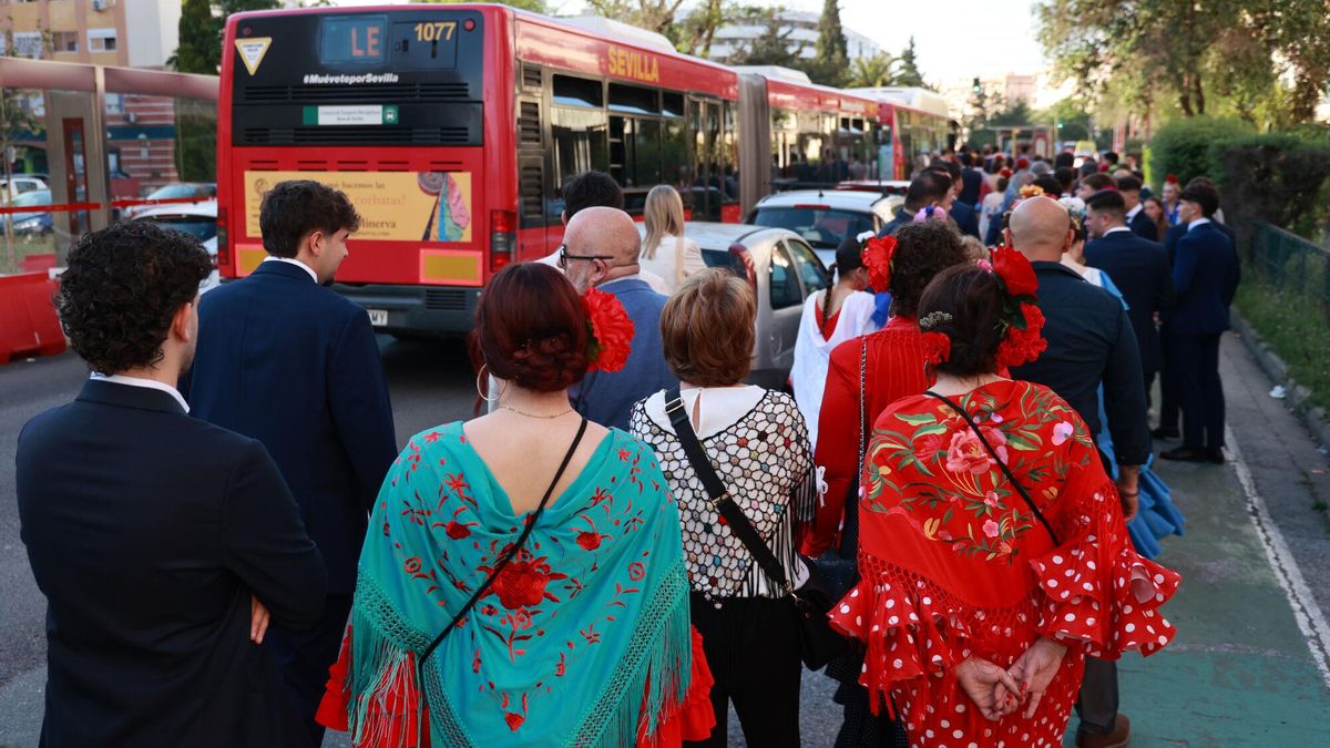 Numerosas personas hacen cola para coger el autobús LE especial de Sevilla este a la Feria de abril de Sevilla. A 07 de mayo de 2025, en Sevilla (Andalucía, España). Ambiente en el Real de la Feria de Abril de Sevilla. 07 MAYO 2025 Rocío Ruz / Europa Press 07/05/2025. Rocío Ruz