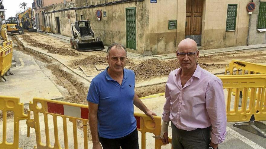 El regidor Jaume Tomàs y el alcalde Bernadí Vives ante las iniciadas obras de canalización.