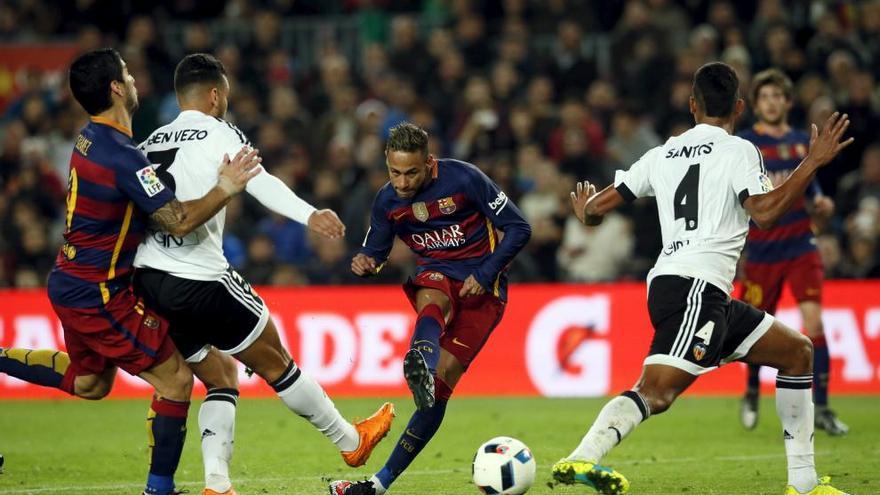 Lanzamiento de Neymar Jr. en el partido de ida de Copa del Rey entre el Barcelona y el Valencia.