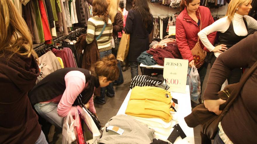 Compradores en un comercio del Centro