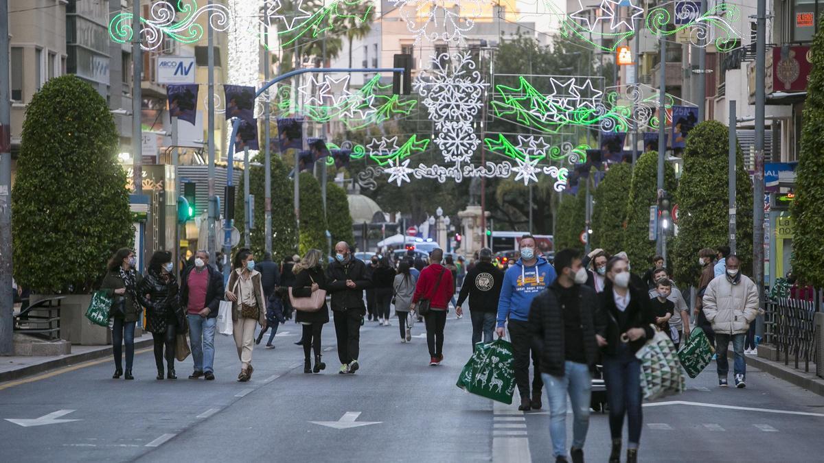 Compradores en la avenida de Maisonnave, durante las pasadas fiestas.