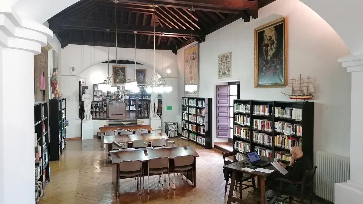 Instalaciones de la sala de estudio y préstamo de la Biblioteca de Toro