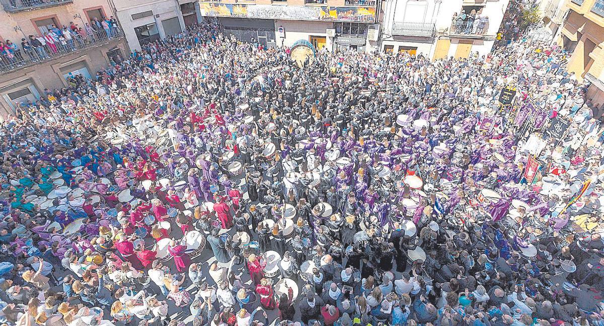 El acto más multitudinario y que más visitantes atrae a l'Alcora es la Rompida de la Hora.