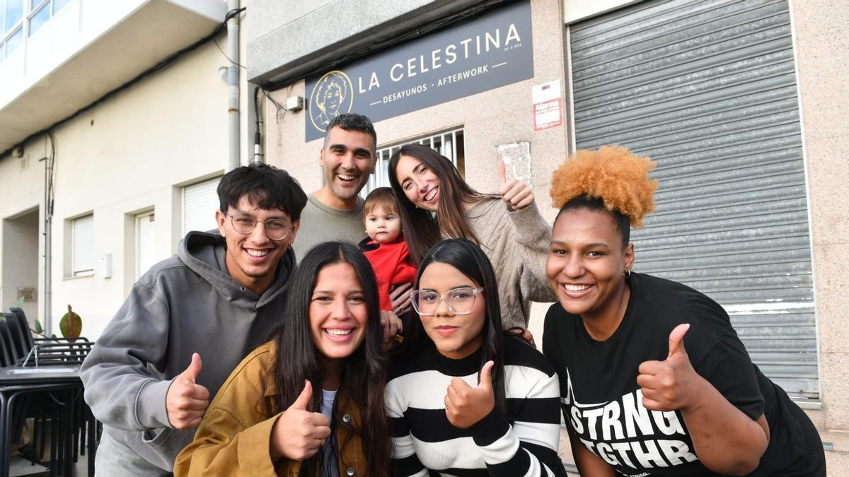 Damián Tudoli y Tania Pumares, con su hija, y, delante, el personal que trabajará en La Celestina.