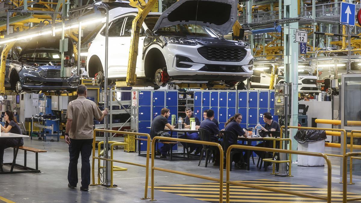 Operarios de una fábrica de coches.