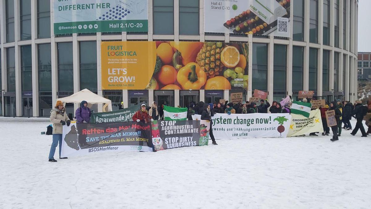 Organizaciones de la sociedad civil alemana y Ecologistas en Acción protestan en los accesos a la feria Fruit Logistica en Berlín.