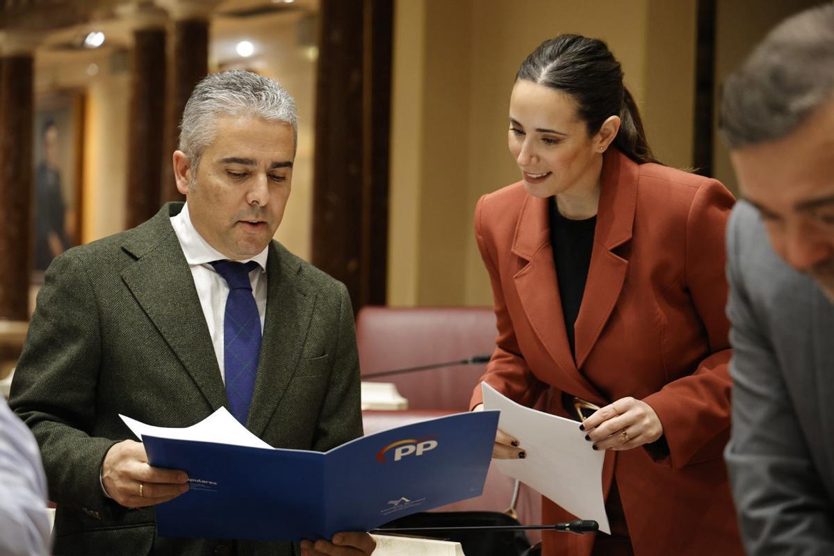 Los diputados del PP Jesús Cano y Josefa Carreño.