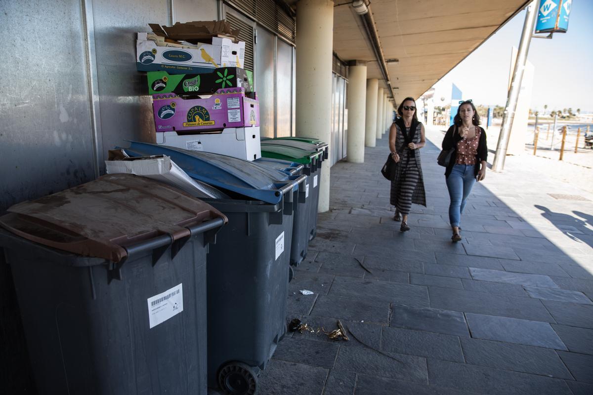 Contenedores de basura en el paseo Marítim de Barcelona.