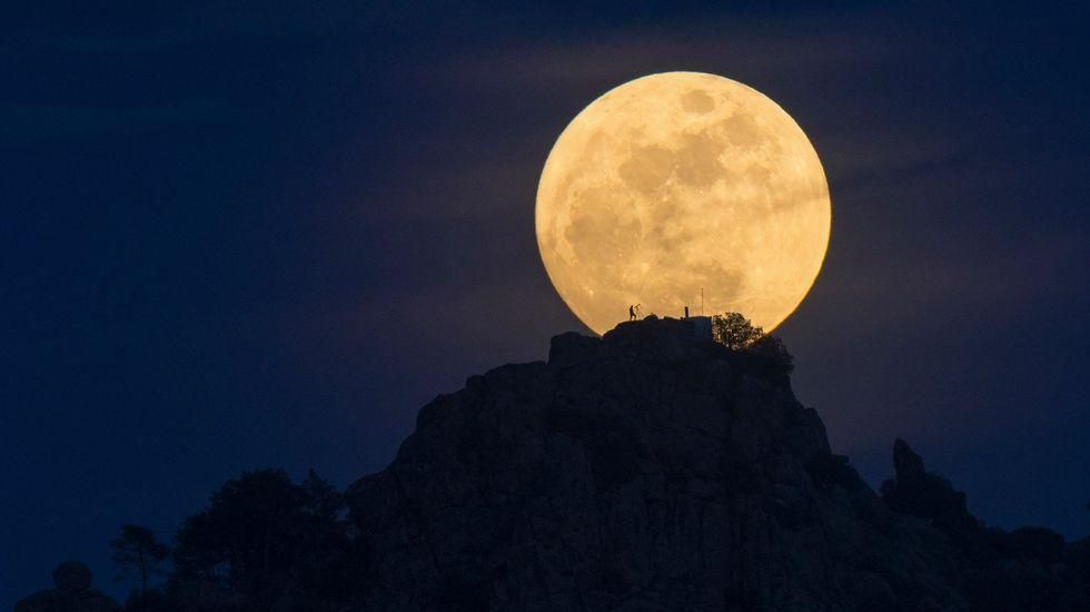 Encuentra a un hombre en la Luna.