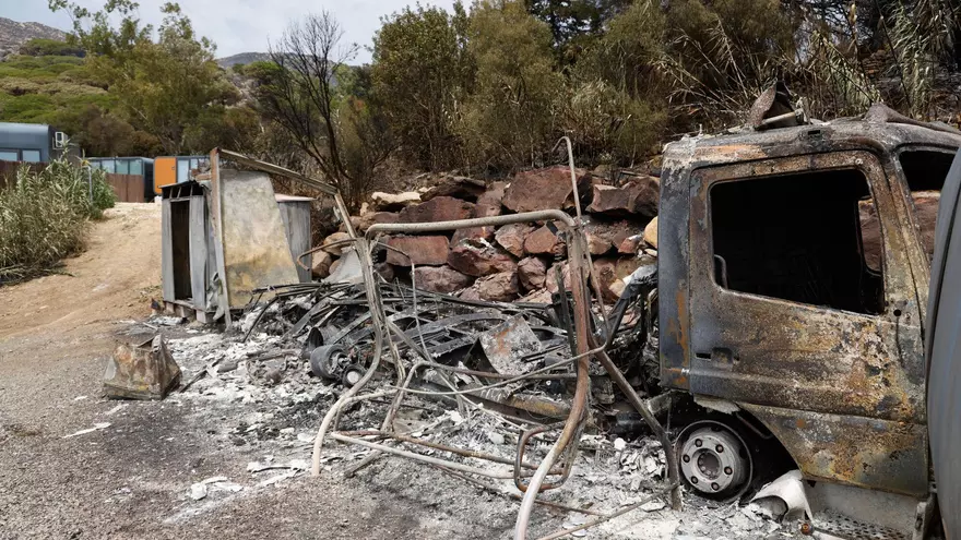Tarifa estabiliza el fuego y los desalojados regresan: “Hemos vivido momentos muy peligrosos”