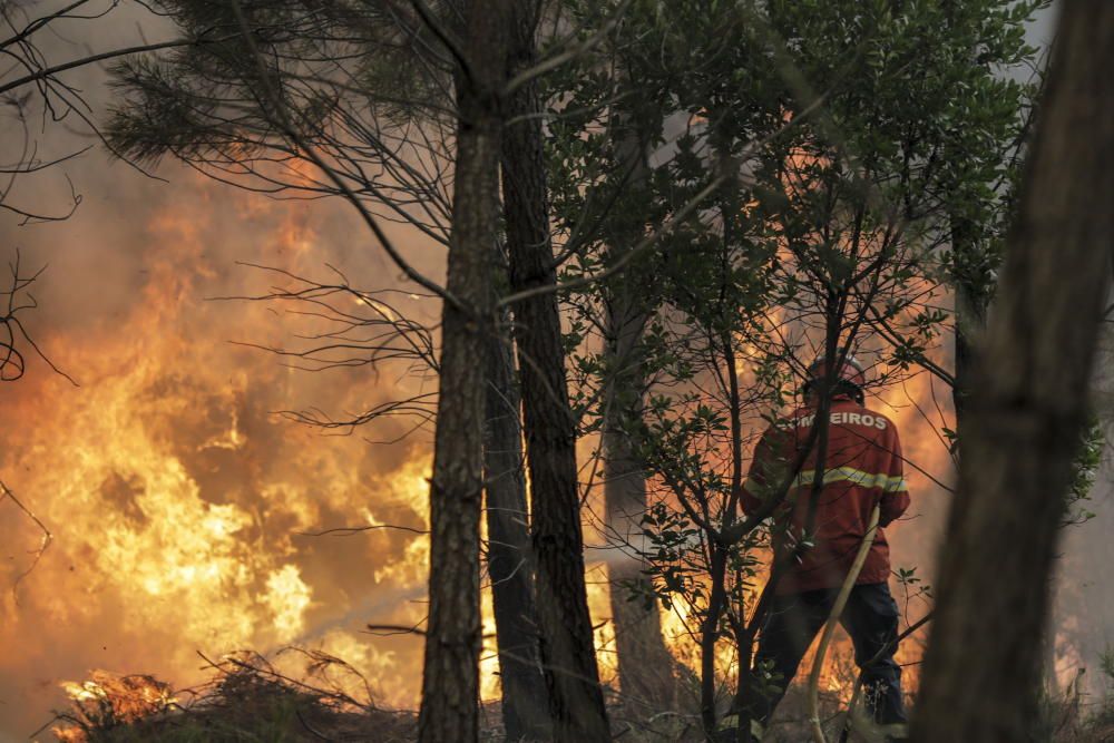 Portugal respira tras controlar el incendio de Oleiros, pero sigue en alerta