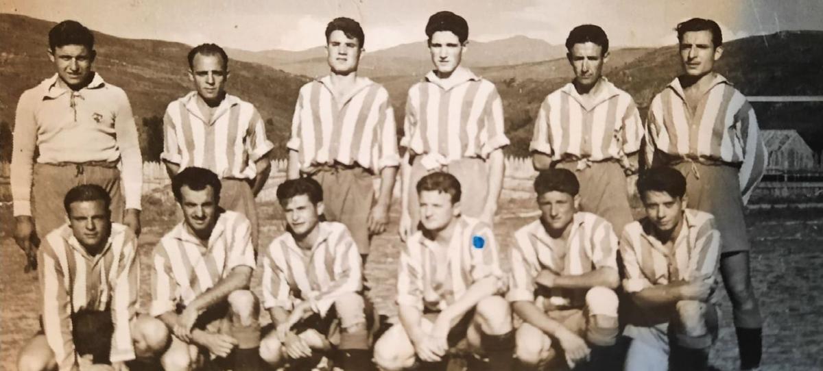 L’equip del CE Bellver del 15 d’agost del 1952, un partit en el qual van tenir el reforç del barcelonista Josep Gonzalvo | FONS TERESA BRASES