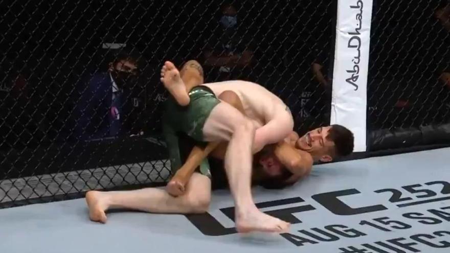 Joel Álvarez finaliza a Joe Duffy con la guillotina en la UFC Fight Island