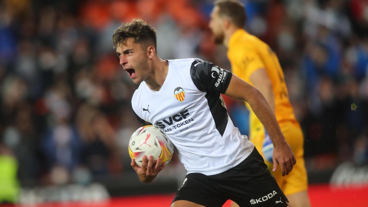 Dos goles con s firma y la afición de Mestalla a sus pies