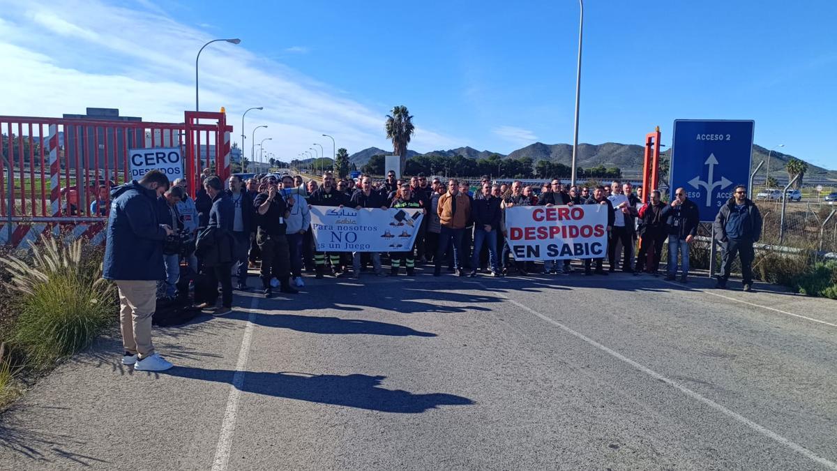 Trabajadores de Sabic concentrados este viernes a las puertas del complejo tras anunciarse la venta al holding alemán Mutares.