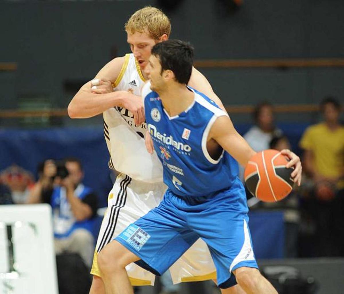 Cazorla trata de superar la presión de Hansen