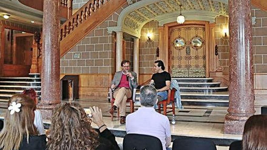 De izq. a dcha., Tilman-Kuttenkeuler, director de la Fundación Auditorio y Teatro, y el bailarín Antonio-Márquez.