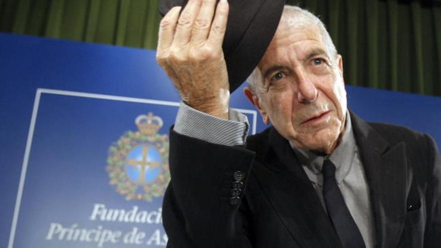 Leonard Cohen posa al inicio de la rueda de prensa ofrecida en Oviedo.