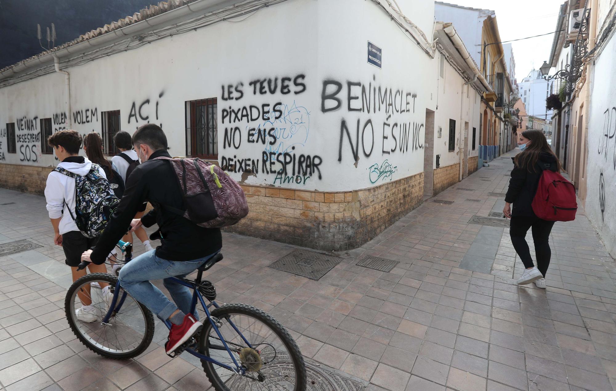 Benimaclet amanece con pintadas en contra de los botellones
