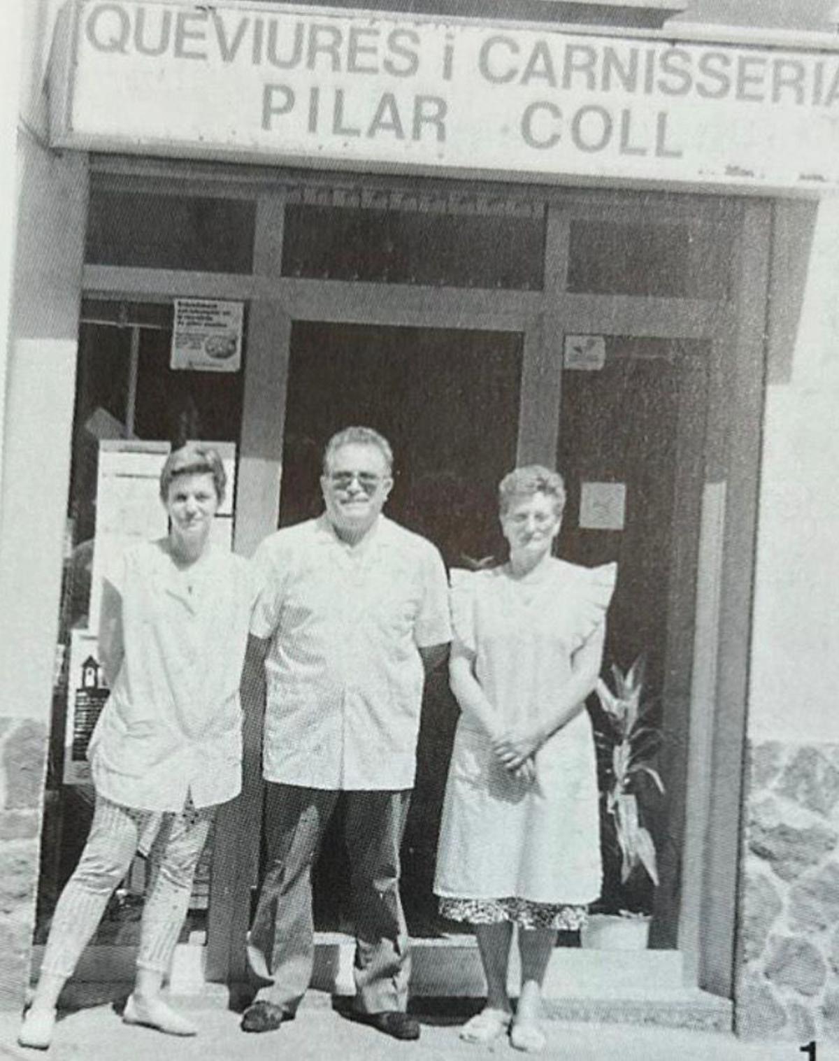 Montse Planchart juntament amb els seus pares, Jordi Planchar i Pilar Coll, davant la botiga.