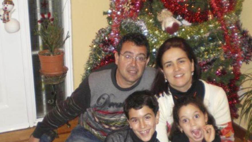 Emi Miguel y Fermín Pérez con sus hijos, Alonso y Alejandra.