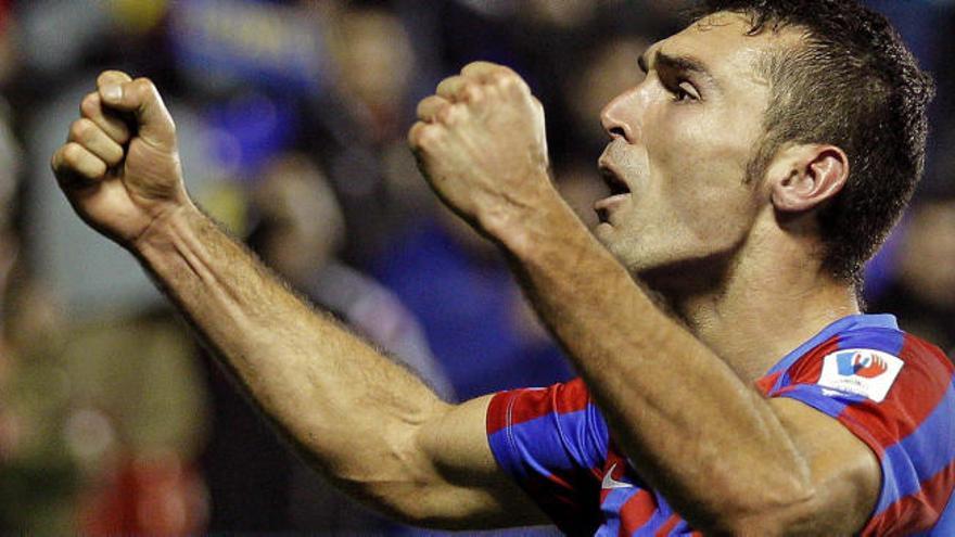 Barral celebra un gol en su etapa en el Levante.