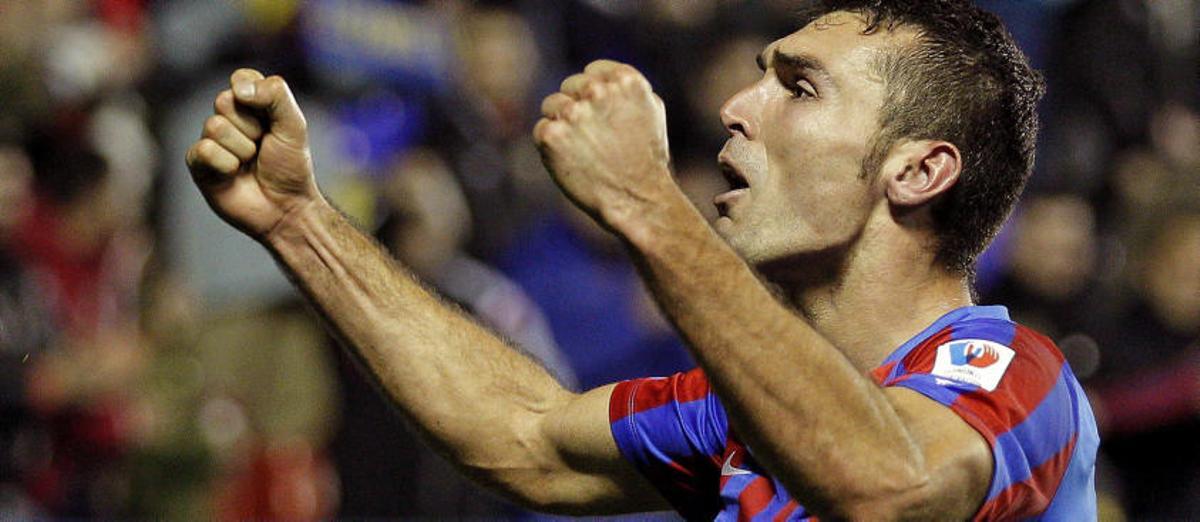 Barral celebra un gol en su etapa en el Levante.