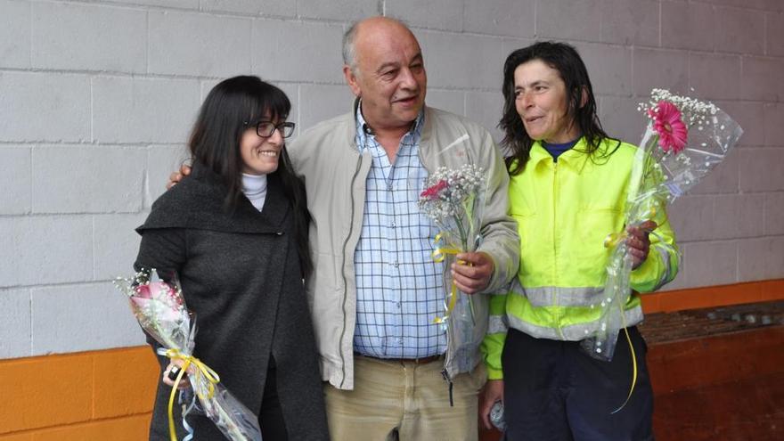 El alcalde de Pazos de Borbén, Andrés Iglesias, reparte flores esta mañana. / FdV