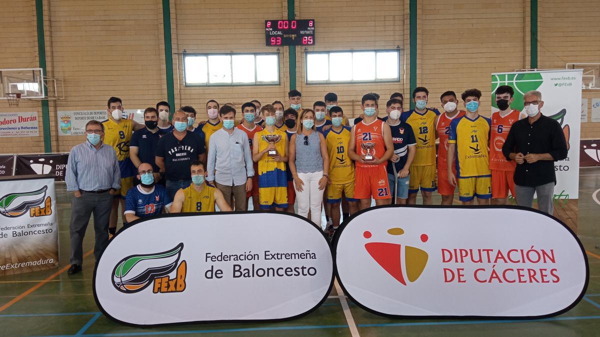 Los dos equipos de la final masculina.