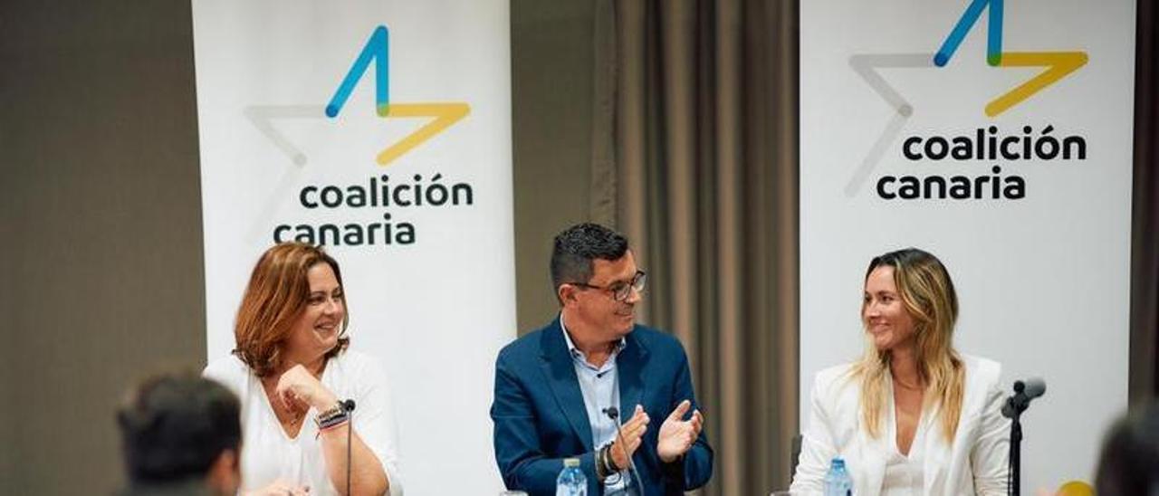Beatriz Calzada, Pablo Rodríguez y María Fernández, ayer, el la reunión del Consejo Político Insular de Coalición Canaria en Gran Canaria.