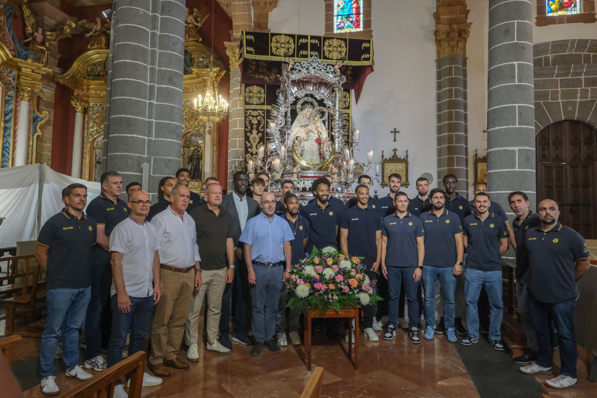 La plantilla del CB Gran Canaria visita a la Virgen del Pino