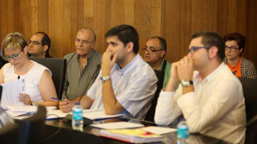 Juan José Cruz (dcha.), al lado de Tomás Vilariño y Teresa Varela en el primer pleno del entonces tripartito, en junio de 2015, con Camilo Conde entre el público (2º por la izda.). // Bernabé/Gutier