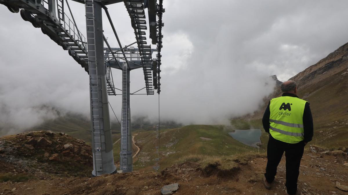 Un vecino observa el nuevo telesilla de Castanesa, de 1,4 kilómetros de longitud y 400 metros de desnivel.