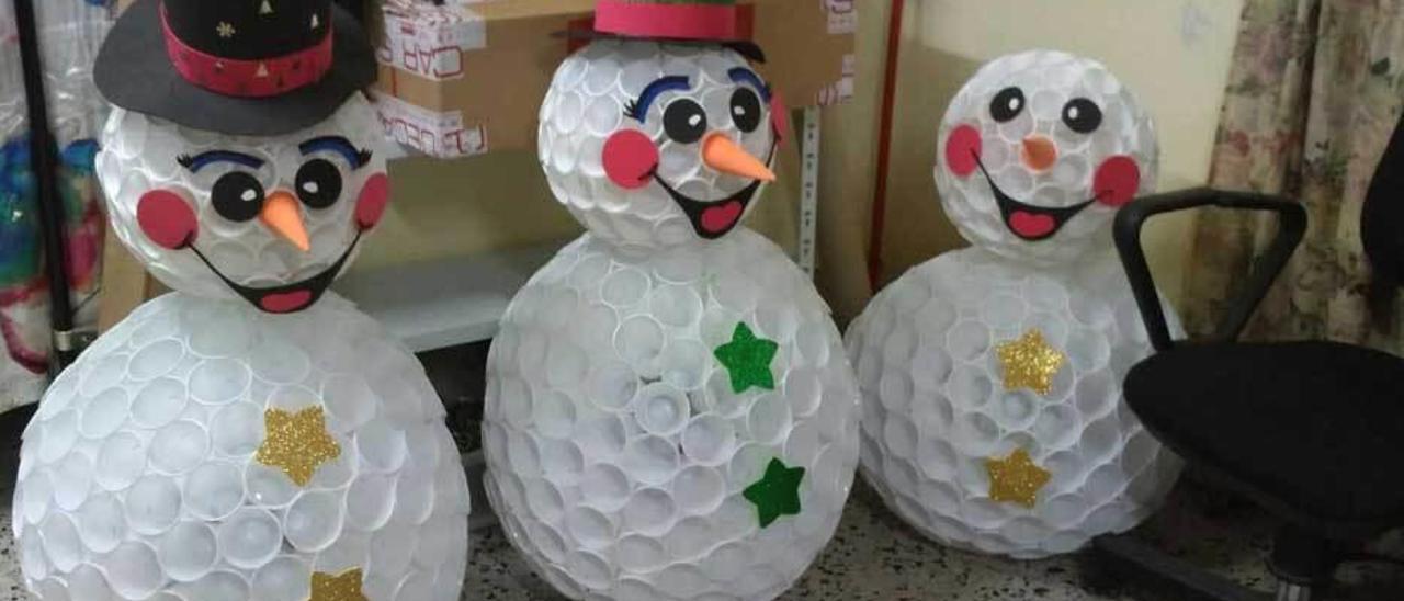 Muñecos de nieve decorativos para las tiendas.