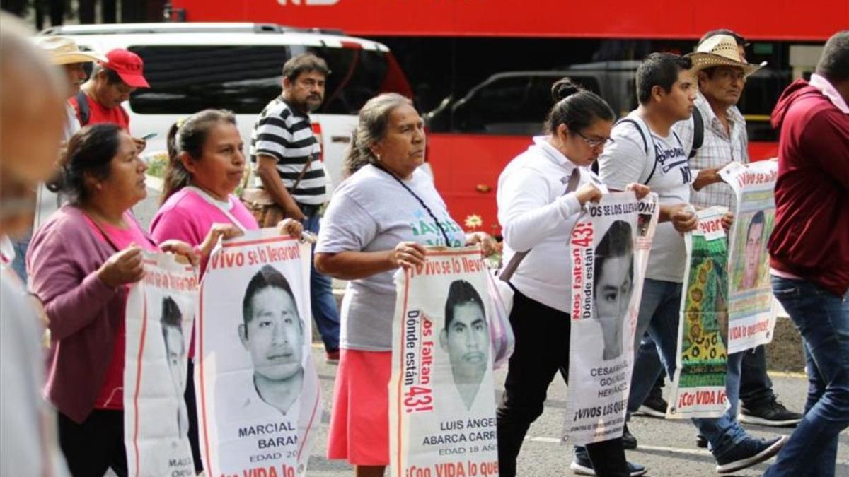 México: Liberan a 24 acusados por la desaparición de 43 estudiantes