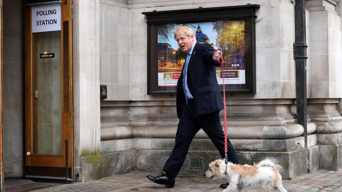 El &#039;premier&#039; británico acude a votar en las elecciones municipales.