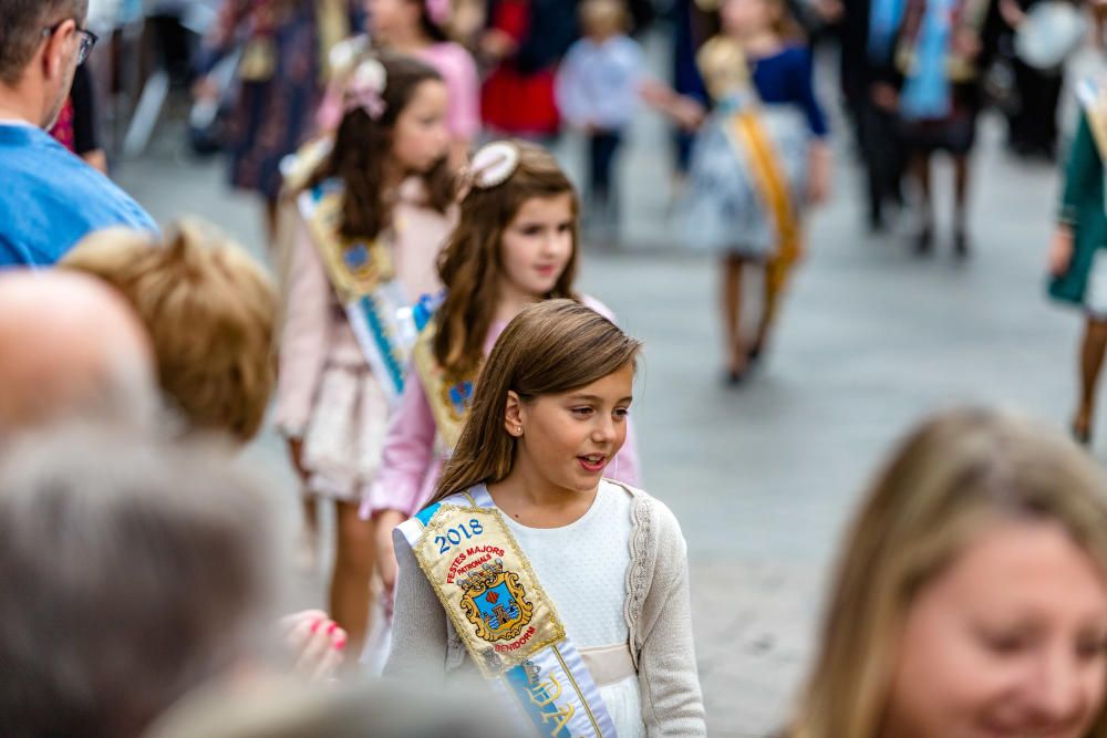 Las bandas marcan el ritmo del arranque de las fiestas de Benidorm.