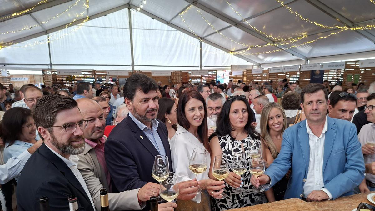 Brindis inaugural de la fiesta, con el alcalde y la conselleira de Medio Rural en el centro.